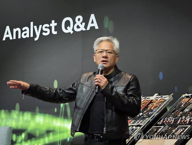 '글로벌 미디어 Q&A'하는 젠슨 황 엔비디아 CEO (타이베이=연합뉴스) 강태우 기자 = 젠슨 황 엔비디아 CEO가 21일 타이베이 만다린 오리엔탈 호텔에서 열린 '글로벌 미디어 Q&A' 행사에서 취재진 질문에 답하고 있다. 2025.5.21 burning@yna.co.kr