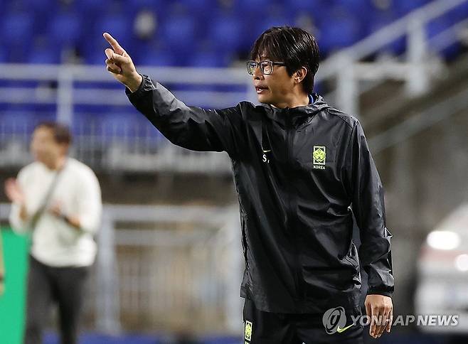 작전 지시하는 신상우 감독 (수원=연합뉴스) 홍기원 기자 = 16일 수원월드컵경기장에서 열린 2025 동아시아축구연맹(EAFF) E-1 챔피언십(동아시안컵) 여자부 대한민국 대 대만 경기. 신상우 여자 축구 대표팀 감독이 작전지시를 하고 있다. 2025.7.16 xanadu@yna.co.kr