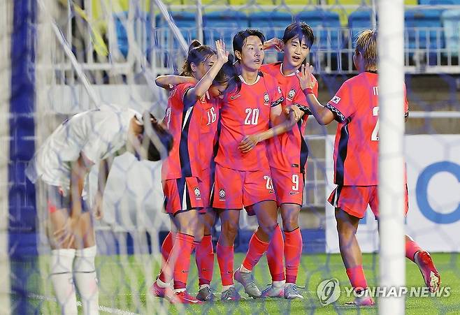 장슬기, 쐐기골 (수원=연합뉴스) 홍기원 기자 = 16일 수원월드컵경기장에서 열린 2025 동아시아축구연맹(EAFF) E-1 챔피언십(동아시안컵) 여자부 대한민국 대 대만 경기. 한국 장슬기가 쐐기골을 넣은 후 동료들과 함께 기뻐하고 있다. 2025.7.16 xanadu@yna.co.kr