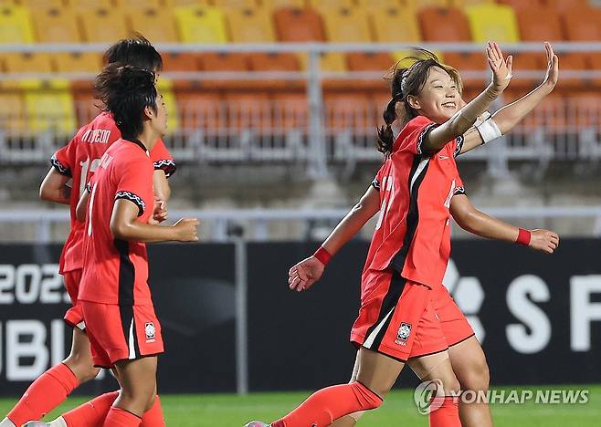 장슬기, 쐐기골 (수원=연합뉴스) 홍기원 기자 = 16일 수원월드컵경기장에서 열린 2025 동아시아축구연맹(EAFF) E-1 챔피언십(동아시안컵) 여자부 대한민국 대 대만 경기. 한국 장슬기가 쐐기골을 넣은 후 기뻐하고 있다. 2025.7.16 xanadu@yna.co.kr