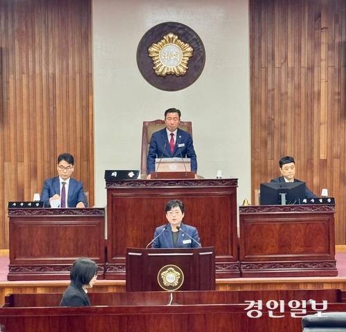 17일 열린 여주시의회 제75회 임시회 제2차 본회의에서 이상숙 예산결산특별위원장이 예산심사 결과를 보고하고 있다. 의회는 이날 본회의를 통해 신청사 건립공사비 50억원 전액 삭감을 최종 의결했다. 2025.7.17 여주/양동민기자 coa007@kyeongin.com