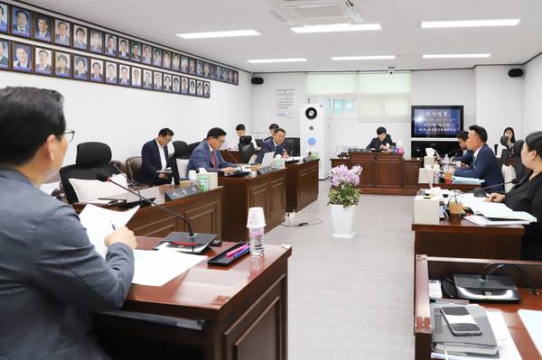 지난 16일 제75회 여주시의회 임시회 예산결산특별위원회에서 의원들이 2025년도 제2회 추가경정예산안을 심의하며 신청사 건립공사비 50억원 전액 삭감을 의결했다. 2025.7.16 /여주시의회 제공
