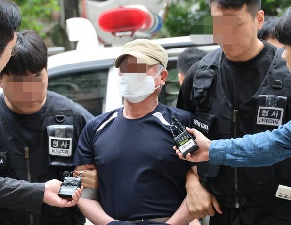 법원의 접근금지 명령이 종료된 지 일주일 만에 아내를 찾아가 흉기로 살해한 60대 남성이 지난달 21일 오후 구속심사를 받기 위해 법원에 출석하고 있다. 2025.6.21 /연합뉴스