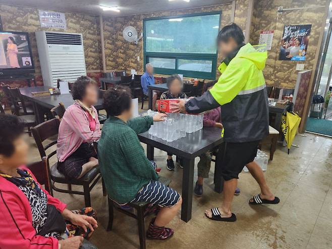인근 식당으로 대피한 소정면 주민들. 사진=세종시 제공.