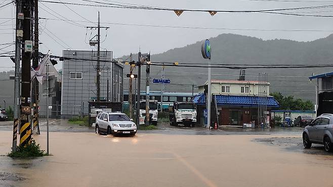 전동면 노장리 침수 도로 모습.