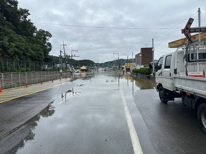 조치원 홍대에서 천안 방면 전면 도로 통제 현장 모습.