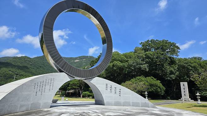 소태산 대종사 노루목 대각터.소태산 대종사는 원기 원년(1916) 4월 28일 이른 새벽에 문득 정신이 맑아지고 전에 없던 이상한 영기가 와 닿음을 느끼고 마침내 '만유가 한 체성이요 만법이 한 근원으로 생멸 없는 도와 인과보응되는 이치가 서로 바탕해 한 두렷한 기틀을 이루었음을 깨달았다. 원불교에서는 이 날을 원불교의 기원으로 삼고 이 터를 원불교의 기점으로 삼고 있다. /윤태민 기자 ytm@namdonews.com