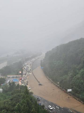 광주-화순간 도로가 침수돼 한쪽 차선이 통제된 상황. sns캡처