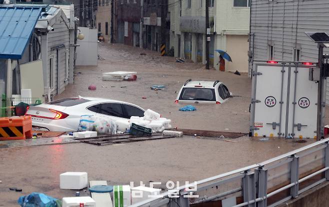 극한 호우에 침수된 차량들호우경보가 발효된 17일 광주광역시 북구 신안동 일대가 침수돼 차량이 물이 잠겨 있다. /임문철 기자 35mm@namdonews.com