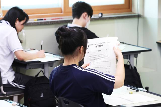 지난 10일 고등학교 3학년 전국연합학력평가가 실시된 경기도 한 고등학교 자료사진. 연합뉴스