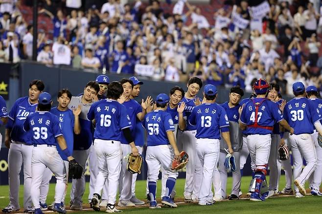 지난 3일 서울 잠실야구장에서 열린 '2025 신한 SOL 뱅크 KBO리그' 두산 베어스와의 경기 후 삼성 라이온즈 선수단이 하이파이브를 하고 있다. <삼성 라이온즈 제공>