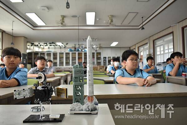 17일 제주중학교에서 진행된 진로탐색 교육 특강. (사진=한국항공우주연구원)
