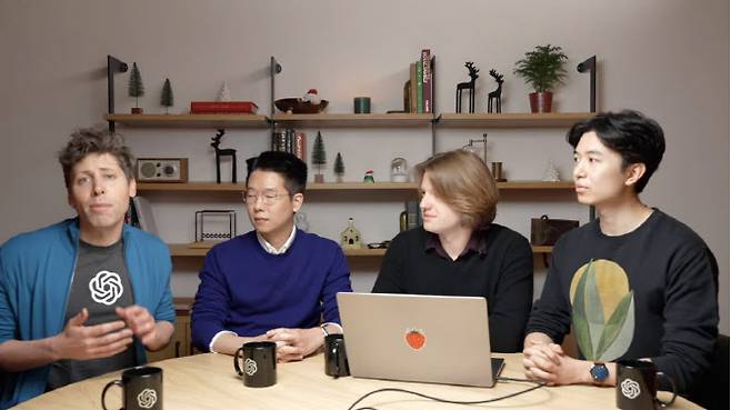 오픈AI 샘 올트먼 최고경영자(CEO)와 o1모델을 소개하고 있는 정형원 박사(왼쪽에서 두번째). (사진=오픈AI)