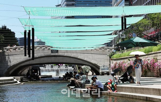 11일 서울 중구 청계천 모전교와 광통교 사이 구간에 그늘막이 설치돼 있다. (사진=뉴스1)