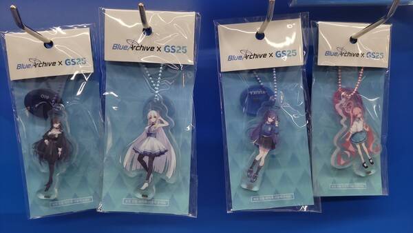 - 자석으로 캐릭터를 세울 수 있는 아크릴 스탠드