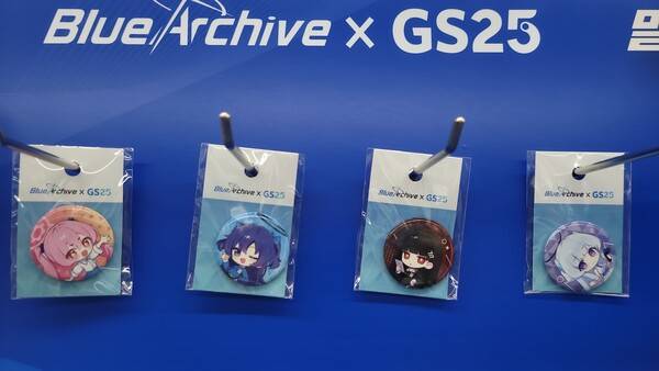 - 가방을 꾸밀 수 있는 새로운 핀뱃지들