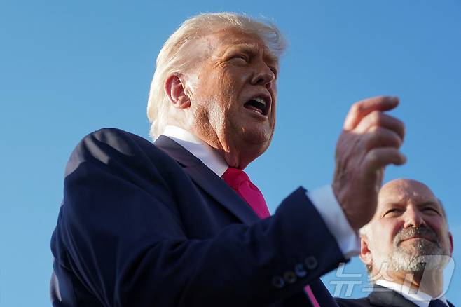 15일(현지시간) 미국 메릴랜드주 앤드루스 합동기지에 도착한 도널드 트럼프 미국 대통령이 취재진과 대화하고 있다. 2025.07.15. ⓒ 로이터=뉴스1 ⓒ News1 윤다정 기자