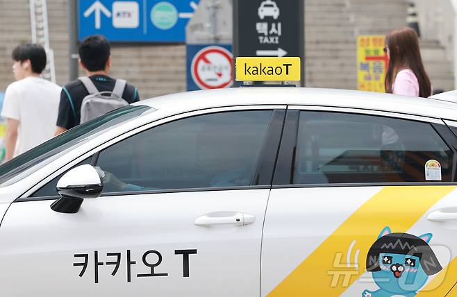 이날 서울 중구 서울역 택시 승강장에 정차한 카카오 택시. 2025.5.28/뉴스1 ⓒ News1 김진환 기자