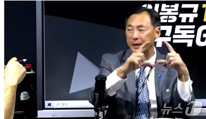 모스 탄 리버티 교수가 지난 15일 보수성향 유튜브 채널 '이봉규TV'에서 '이재명 대통령이 소년원에 갔다 온 적 있다'는 자신의 주장과 관련해 '증거는 다 있지만 지금은 기밀로 보호하는 것이 옳다'는 식으로 증거 제시 부분을 피해 갔다. (유튜브 갈무리) ⓒ 뉴스1