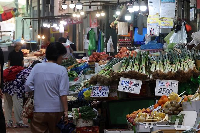 서울 서대문구 인왕시장에서 시민들이 장을 보고 있다. 2025.7.3/뉴스1 ⓒ News1 이동해 기자