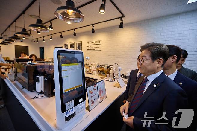 이재명 대통령이 지난 10일 서울 용산구 대통령실 청사에서 참모들과 점심 식사를 한 후 카페 키오스크로 음료를 주문을 하고 있다. (대통령실 제공. 재판매 및 DB 금지) 2025.6.11/뉴스1 ⓒ News1 허경 기자