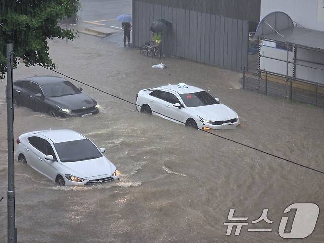 17일 오전 10시 10분을 기해 광주에 호우경보가 발령된 가운데 북구 용봉동 북구청 사거리 일대가 침수돼 차량들이 서행하고 있다.(사진은 기사 내용과 무관함) / 뉴스1 ⓒ News1
