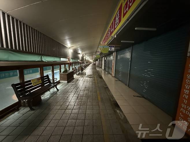 광주 서구는 17일 오후 광주천을 가로지르는 태평교 범람 우려로 양동복개상가 인근 상인과 일대 주민들에게 대피 명령을 내렸다. 닭전길과 수산시장, 복개상가를 비롯해 양동시장 전체 점포 수는 1000개 이상이다. 2025.7.17/뉴스1 ⓒ News1 김태성 기자