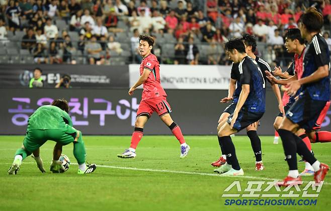 15일 오후 경기도 용인미르스타디움에서 열린 E-1 챔피언십(동아시안컵) 한국과 일본의 경기. 강상윤이 측면 공격을 시도했지만 일본 오사코 골키퍼가 공을 잡고 있다. 용인=정재근 기자 cjg@sportschosun.com/2025.7.15/