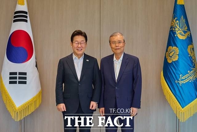 이재명 대통령과 김종인 전 국민의힘 비대위원장이 17일 용산 대통령실에서 오찬 회동에 앞서 기념촬영을 하고 있다. /뉴시스