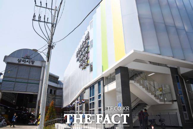 삼미시장 초입에 있는 삼미복합센터. 편의시설과 주차장이 조성돼 있다./시흥시