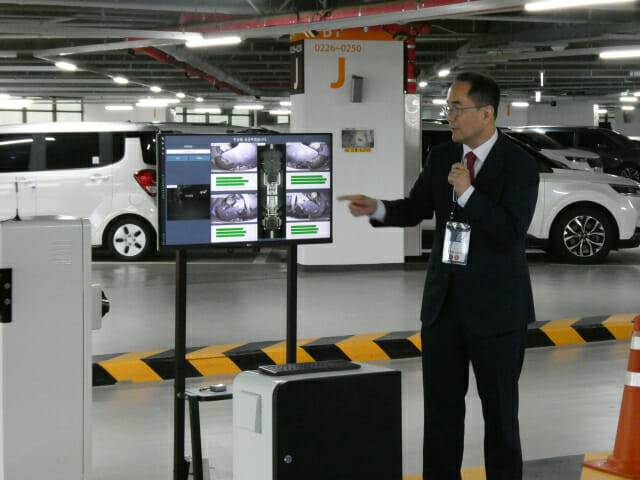 SK렌터카 오토옥션 차량 하부 스캐너에 대해 설명하는 이정환 SK렌터카 대표이사