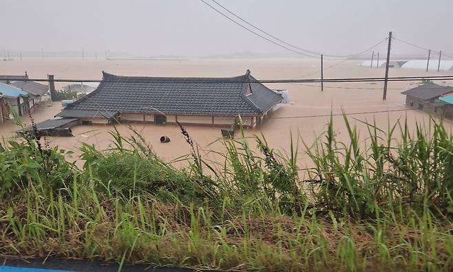 17일 오전 충남 삽교읍 일대 주택이 폭우에 침수돼 있다. /뉴스1