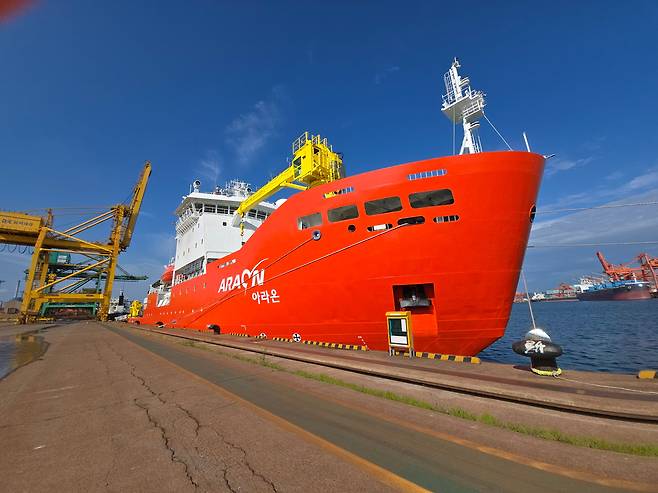 시험 운항을 앞두고 포항 신항에 정박해 있는 국내 유일의 쇄빙연구선 '아라온호'의 모습./포항=홍아름 기자