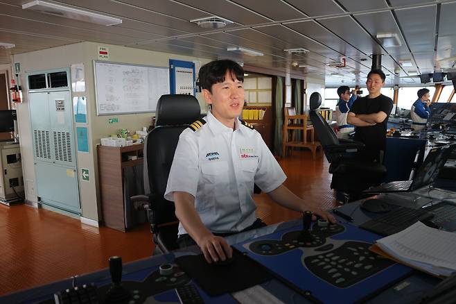 쇄빙연구선 아라온호의 출항을 앞두고 최한샘(왼쪽) 일등항해사가 출항을 준비하고 있다./포항=홍아름 기자