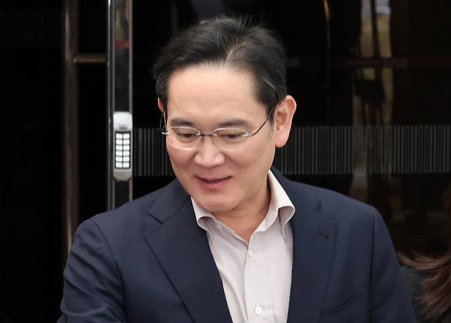 이재용 삼성전자 회장이 지난 4월 9일 일본 출장을 마치고 서울 강서구 서울김포비즈니스항공센터(SCBAC)로 귀국하고 있다. /뉴스1