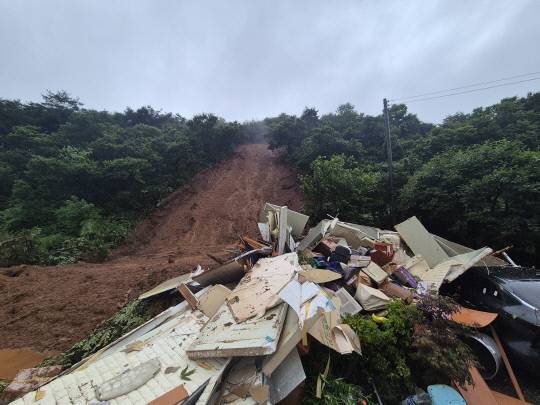 17일 청양군 대치면 주정리에서 산사태가 발생해 주민 2명이 매몰, 출동한 소방당국이 50대 남성과 70대 남성을 구조했다. 청양소방서 제공.