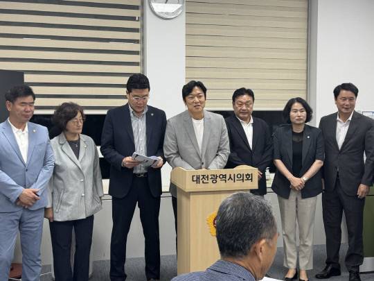 대전 동구 시·구의원들이 17일 대전시의회 기자실에서 기자회견을 가졌다. 우혜인 기자