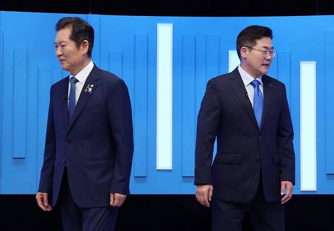 정청래·박찬대 더불어민주당 당대표 후보가 16일 서울 양천구 목동 SBS에서 열린 TV토론회에 앞서 기념촬영을 한 뒤 자리로 돌아가고 있다. ⓒ국회사진기자단