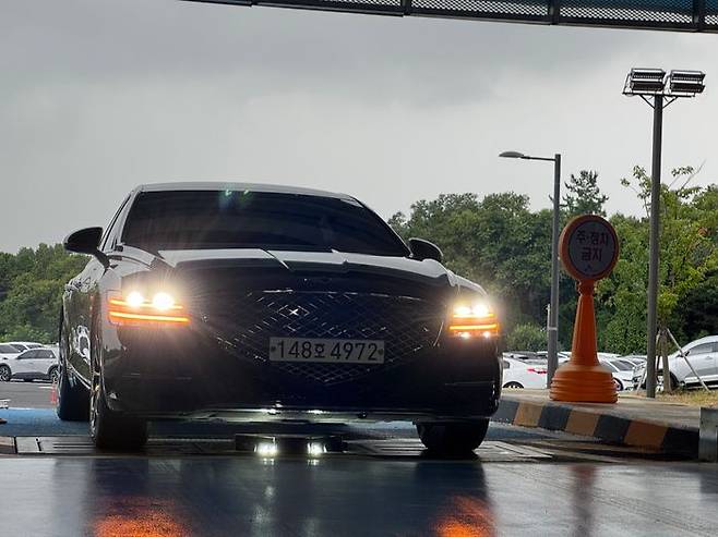 제네시스 G80 차량이 하부스캐너 위를 지나고 있다. ⓒ데일리안 편은지 기자