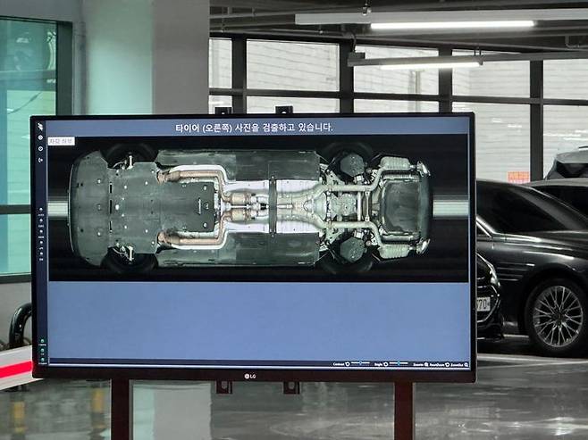 하부스캐너 위를 지나간 뒤 표시된 G80 차량의 하부 사진. ⓒ데일리안 편은지 기자