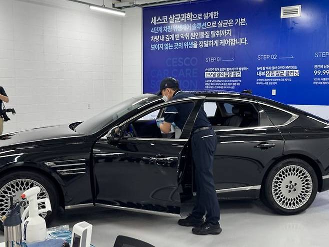 세스코 직원이 내부 살균과 탈취를 진행하는 과정을 시연하고 있다. ⓒ데일리안 편은지 기자