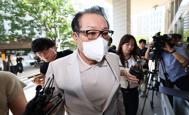 건진법사로 불리는 전성배씨가 23일 오전 서울 양천구 서울남부지방법원에서 열린 정치자금법 위반 혐의 3차 공판에 출석하고 있다. 2025.06.23 사진공동취재