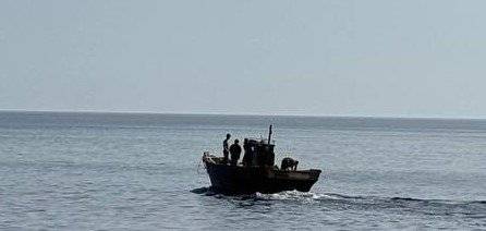 7월 9일 동해상에서 배를 타고 돌아가는 북한 주민들. 통일부 제공