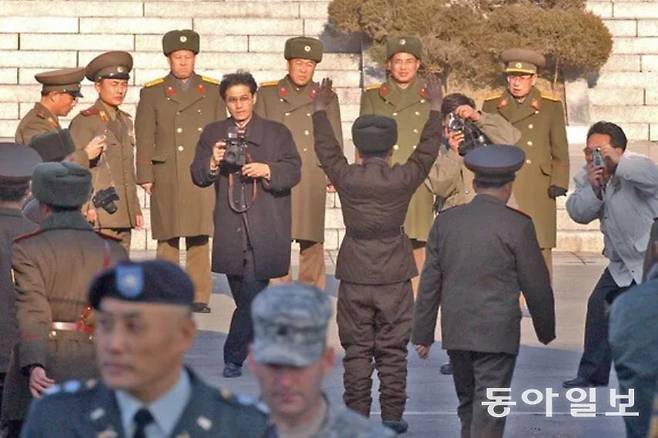 2006년 12월 강원도 속초 해상에서 표류하다 구조된 북한 군인이 국군수도병원에서 치료를 받고 판문점을 통해 귀환하는 모습. 마중나온 북한군 장성들 앞에서 만세를 외치고 있다. 동아일보 DB