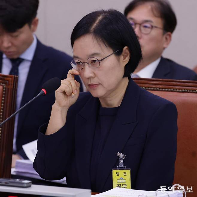 한성숙 중소벤처기업부 장관 후보자가 15일 서울 여의도 국회 산업통상자원중소벤처기업위원회에서 열린 인사청문회에서 의원 질의를 듣고 있다. 박형기 기자 oneshot@donga.com