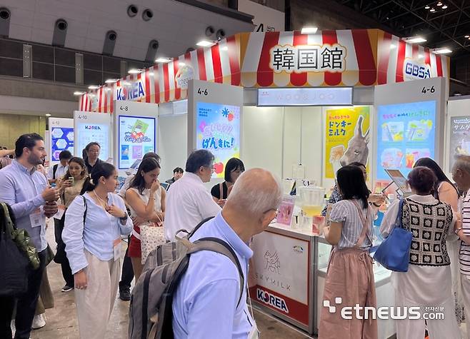 경과원이 최근 일본 도쿄에서 열린 '2025 일본 국제식품 전시회'에서 운영한 통합 경기도관 모습.