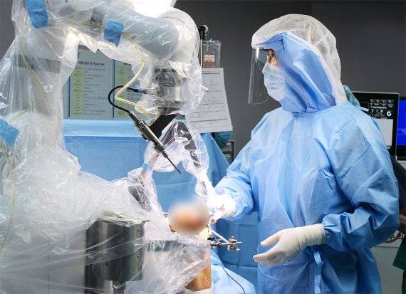 윤성환 병원장이 수술하는 모습. 이춘택병원 제공