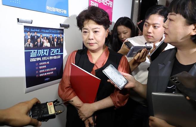 윤희숙 국민의힘 혁신위원장이 17일 오전 서울 여의도 국회에서 비상대책위원회 회의 참석을 마치고 나오며 취재진의 질문세례를 받고 있다. 뉴시스