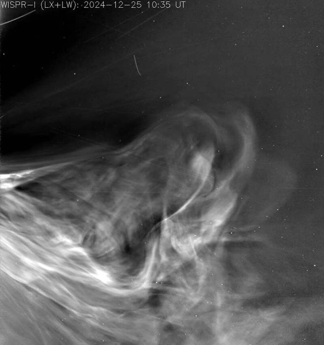 2024년 12월25일 파커 태양 탐사선이 태양 근접 통과비행을 하는 동안 코로나에서 태양풍이 분출되는 모습을 촬영했다. 미국항공우주국 제공