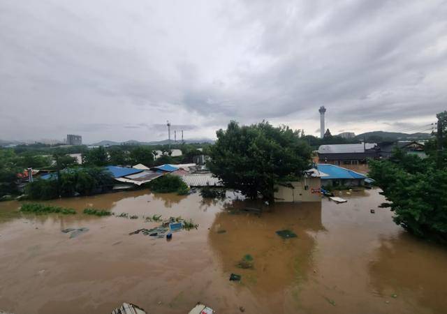 17일 충남 아산시 곡교천 제방 붕괴로 마을 하나가 통째로 물에 잠겼다. 주민들은 사전 대피한 것으로 알려졌지만 아직 구체적인 피해 상황은 확인되지 않고 있다. 아산시 제공